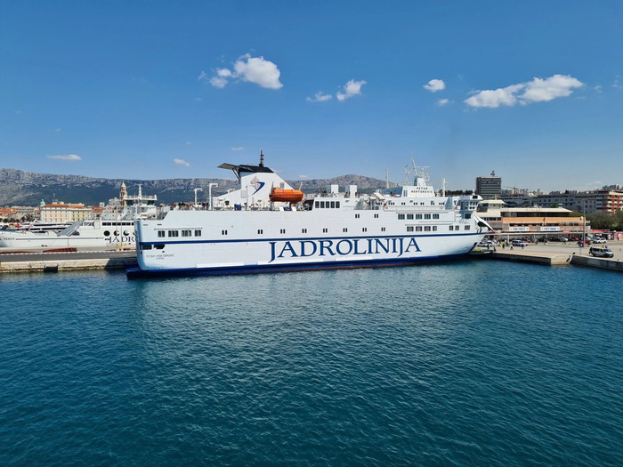 phương tiện di chuyển đến đảo Brač Croatia là phà
