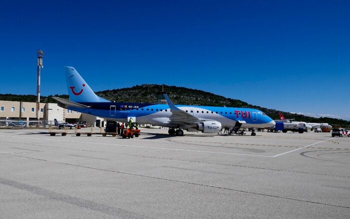 phương tiện di chuyển đến đảo Brač Croatia là máy bay