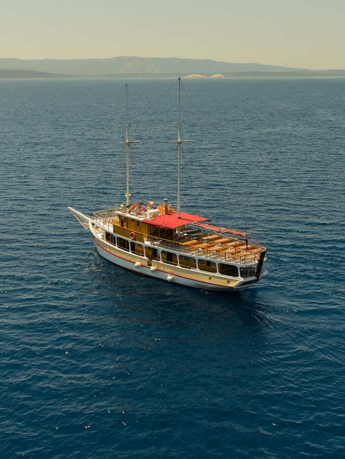 Khám phá đảo Brač Croatia - Đi thuyền du ngoạn quanh đảo
