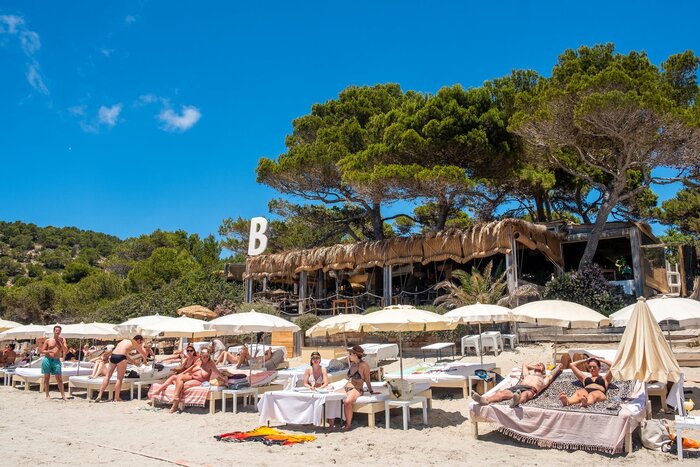 Ghé thăm đảo Ibiza Tây Ban Nha, Ăn-chơi-quẩy hết mình tại các câu lạc bộ ven biển