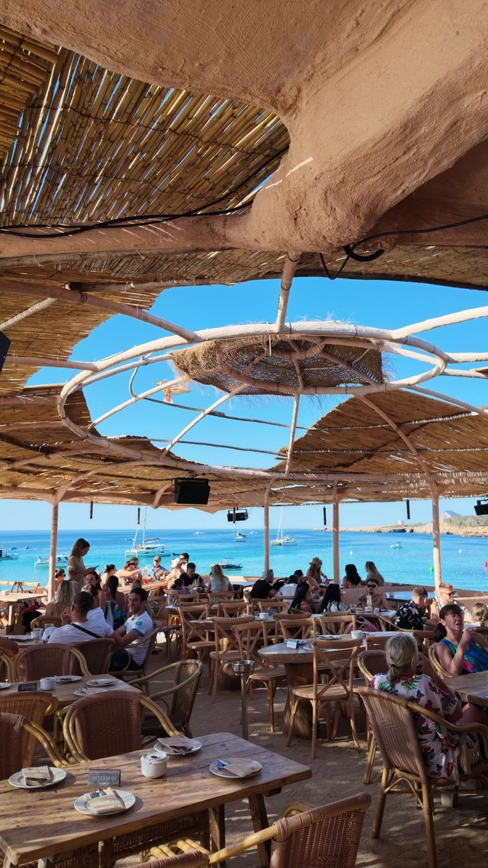 tham gia các club ven biển tại đảo Ibiza Tây Ban Nha 