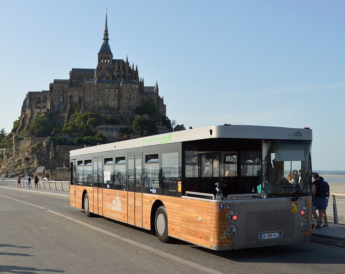 Phương tiện di chuyển tới đảo Mont Saint-Michel Pháp là xe bus