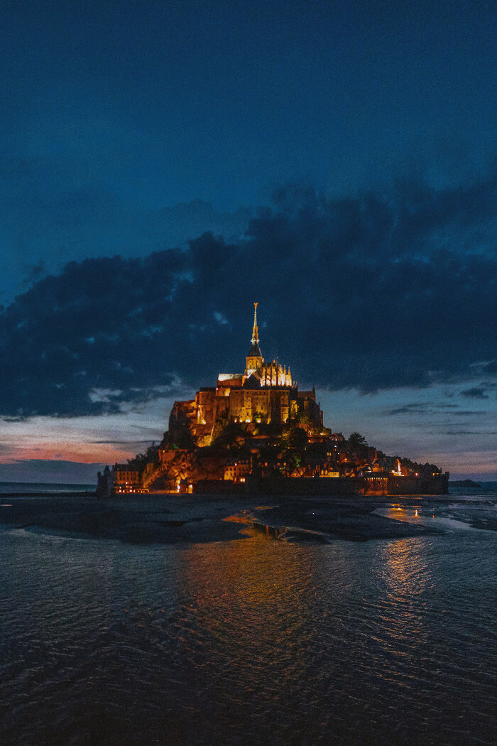 Ngắm cảnh đêm trên đảo Mont Saint-Michel Pháp