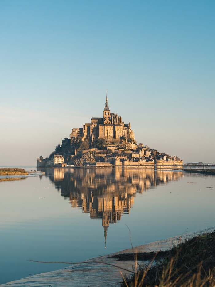 Ngắm thủy triều nổi tiếng trên đảo Mont Saint-Michel Pháp