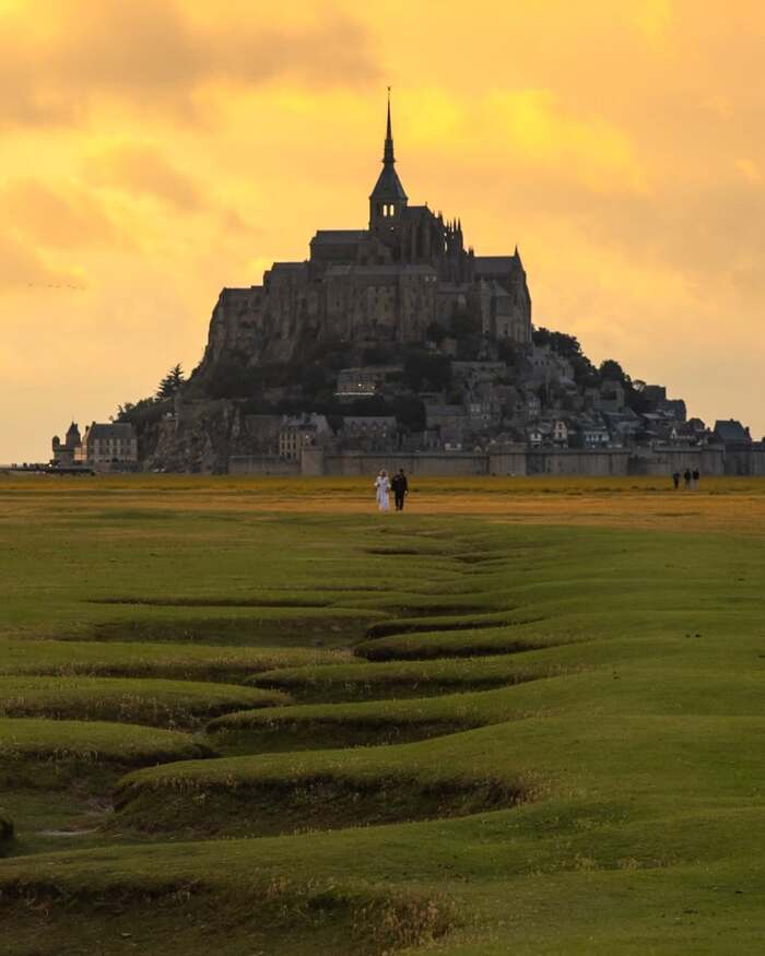 Ngắm cảnh đêm trên đảo Mont Saint-Michel Pháp