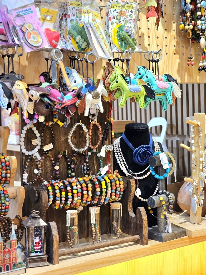 Các sản phẩm tại địa điểm bán quà lưu niệm ở TPHCM này nhìn rất bắt mắt