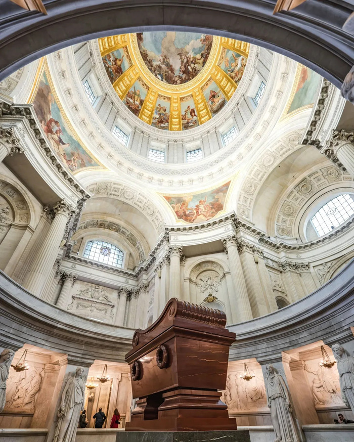 Lăng mộ của Napoléon bên trong điện Invalides Pháp 