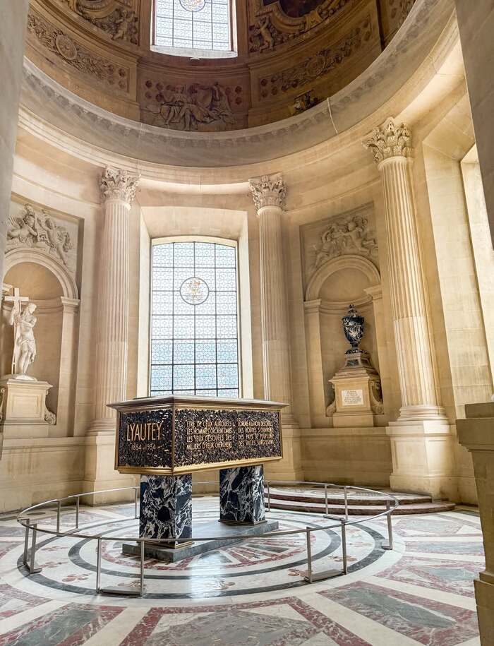 Lăng mộ của Napoléon bên trong điện Invalides Pháp 