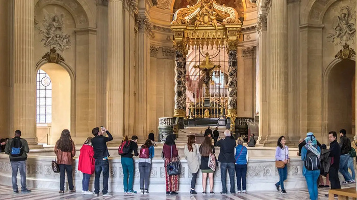 Nên thuê hướng dẫn viên đi cùng khi tham quan điện Invalides Pháp 