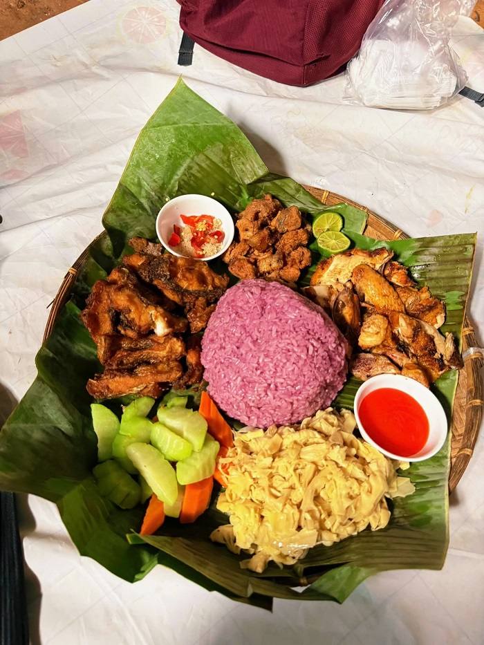 Nhiều món ăn địa phương đang chờ đón bạn khi tới thăm Hồ Mắt Ngọc Hòa Bình
