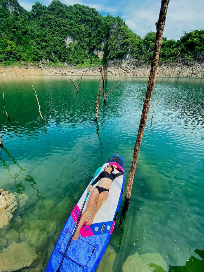 Trải nghiệm chèo SUP trên mặt Hồ Mắt Ngọc Hòa Bình