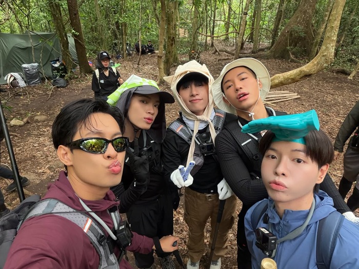 HURRYKNG cùng một số thành viên trong dàn cast của chương trình Say Hi Rực Rỡ. Ảnh: IGNV