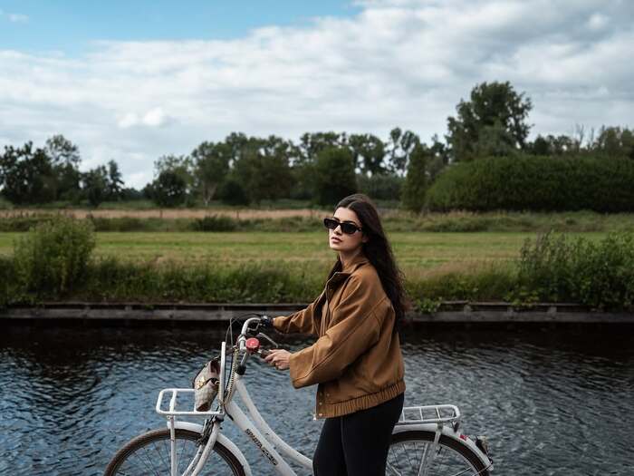 Các hoạt động du lịch thú vị tại làng Giethoorn Hà Lan - Đạp xe khám phá xung quanh ngôi làng