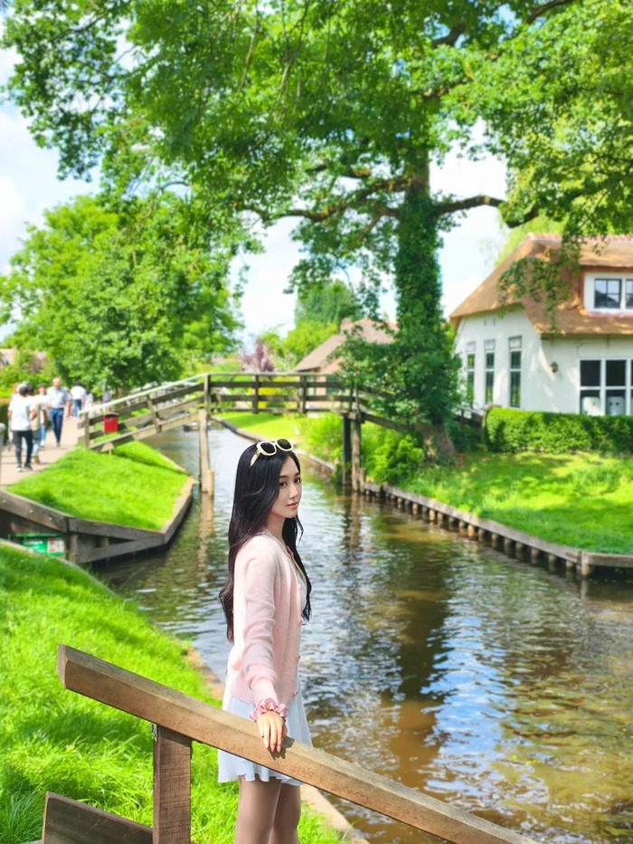 Các hoạt động du lịch thú vị tại làng Giethoorn Hà Lan - Đi bộ khám phá các cây cầu