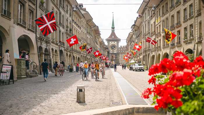 di chuyển trong phố cổ Bern Thụy Sĩ bằng xe đạp