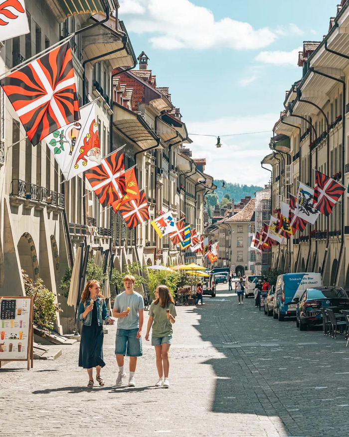 nên mang giày để đi dạo phố cổ Bern Thụy Sĩ 