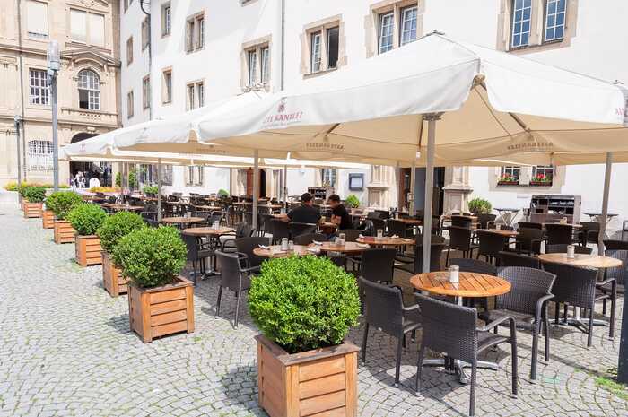 Khám phá quảng trường Schillerplatz Đức - Thư giãn tại các quán cà phê/nhà hàng