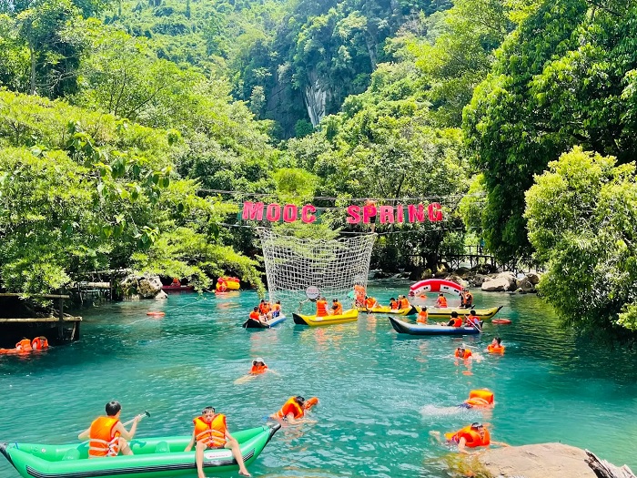 Suối nước Moọc Quảng Bình nằm cách trung tâm thành phố hơn 60km
