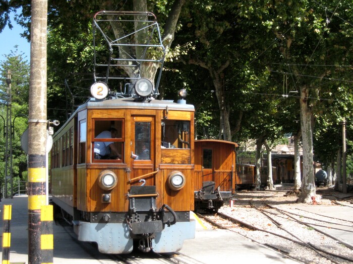Trải nghiệm đi chuyến tàu cổ Tren de Sóller ở thị trấn Sóller Tây Ban Nha