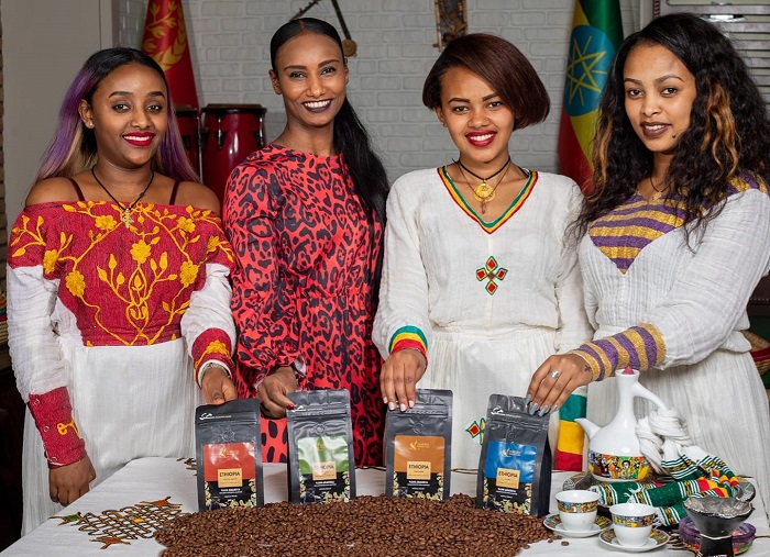 Muốn hiểu được văn hóa cà phê ở Ethiopia thì nhất định không thể bỏ qua nghi lễ Jebena Buna. 