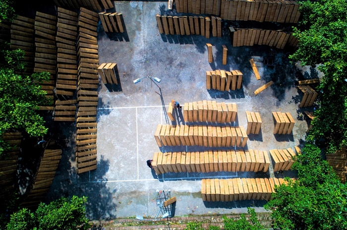 Một sân nhà làm bánh đa Thổ Hà truyền thống tại làng Thổ Hà