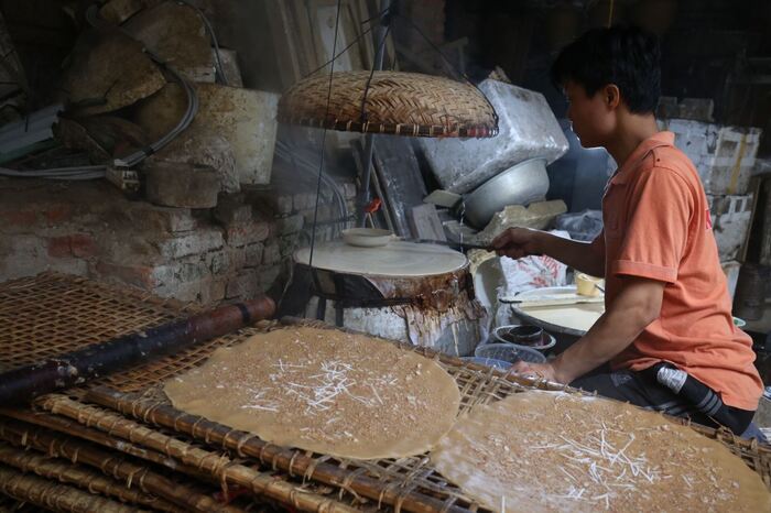 Du khách có cơ hội tìm hiểu quy trình làm bánh truyền thống và gặp gỡ những người thợ tài ba khi đến thăm làng bánh đa Thổ Hà