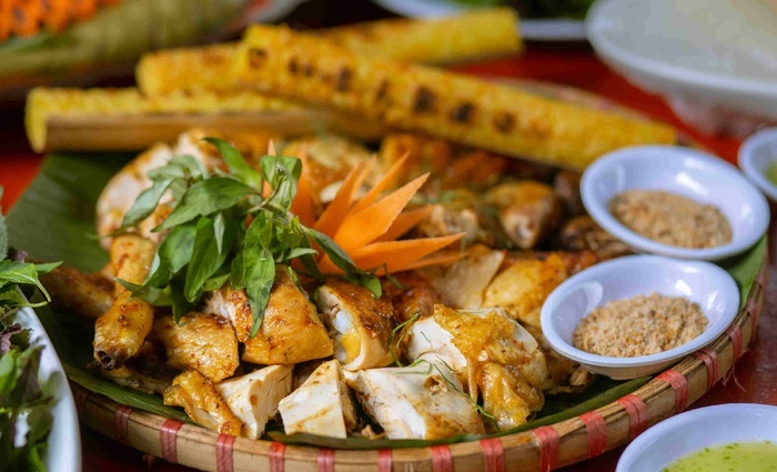 Cơm lam Hoà Bình vừa là món ăn dân dã, vừa là một biểu tượng văn hóa và ẩm thực đặc biệt của vùng núi Hoà Bình.