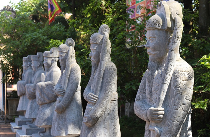 Tượng thần hộ pháp canh giữ đền trên núi Quyết Nghệ An. Ảnh: Vnexpress