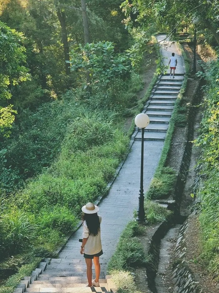 Dưới chân núi Quyết Nghệ An có điểm gửi xe rộng rãi, sau đó bạn leo thang bộ để tới đền thờ. Ảnh: Luxstay