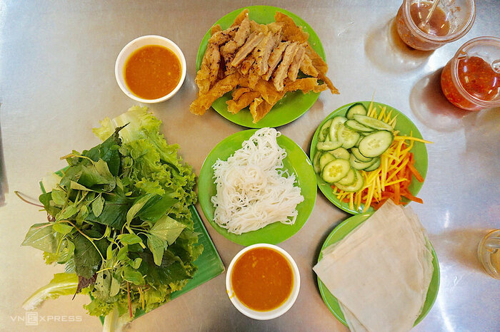Nhiều quán nem nướng Nha Trang ngon còn phục vụ nem được làm từ thịt gà, tôm, cá, hoặc hải sản khác.