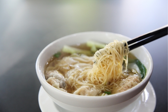 thưởng thức mỳ hoành thánh Quảng Châu