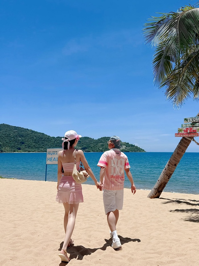 Bãi biển ở Đà Nẵng lên hình hút nghìn like nên đi du lịch Phú Quốc hay Đà Nẵng 