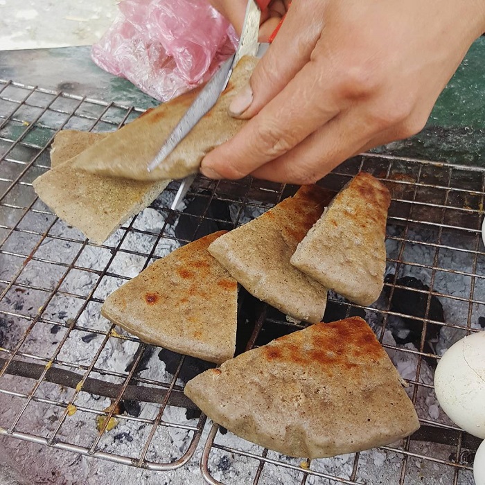 Bánh tam giác mạch Hà Giang là món bánh đặc sản của miền đá nở hoa