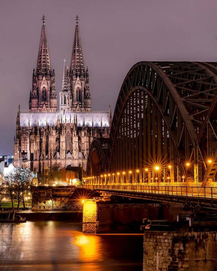 Ngắm cầu Hohenzollern Đức lên đèn vào buổi tối