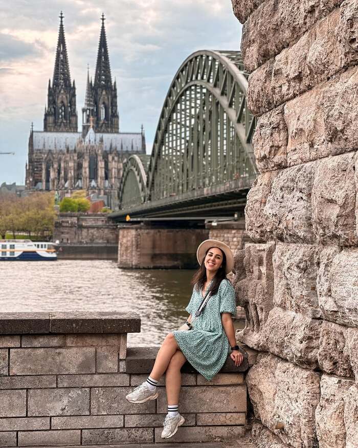 Chụp ảnh với cầu Hohenzollern Đức bạn chú ý quan sát cẩn thận
