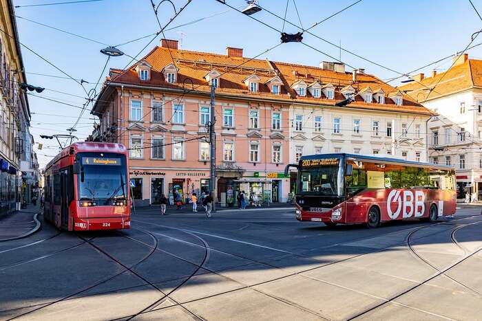 Phương tiện di chuyển đến khu phố cổ Graz Áo là tàu điện