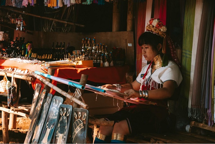 Kinh nghiệm đi Long Neck Village - Từ nhỏ các bé gái đã được đeo vòng cổ
