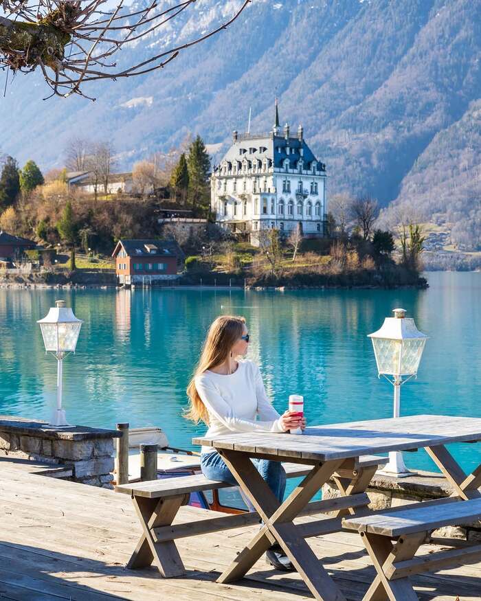 Chiêm ngưỡng lâu đài Schloss Seeburg nằm giữa hồ tại làng Iseltwald Thụy Sĩ