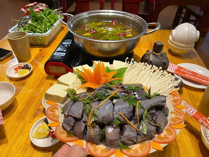 Lẩu gà đen Tây Bắc là món ngon đặc sản