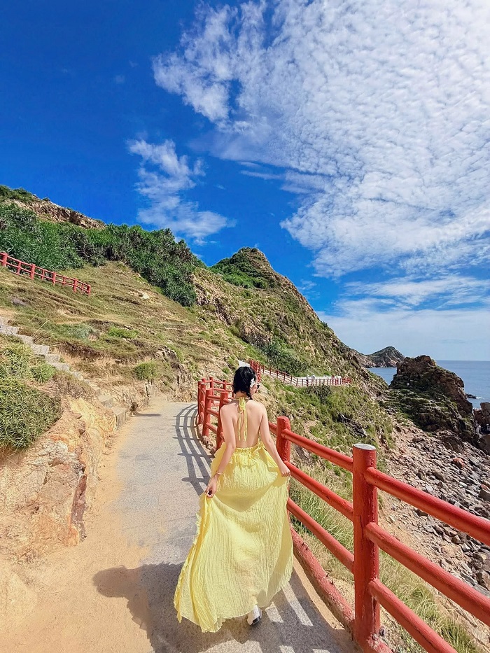 Mặc gì khi đi du lịch Quy Nhơn để chụp ảnh đẹp Mặc gì khi đi du lịch Quy Nhơn để chụp ảnh đẹp phải nói tới váy gam màu sáng