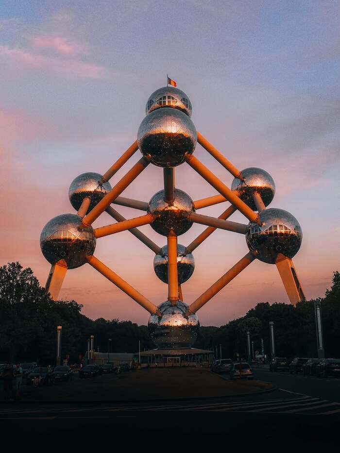 đi thang máy lên đỉnh mô hình phân tử Atomium Bỉ