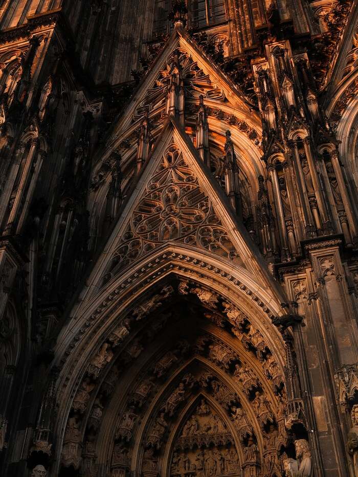 chiêm ngưỡng kiến trúc Gothic của nhà thờ lớn Dom Đức 