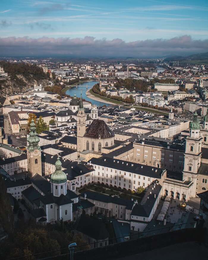Chiêm ngưỡng thành phố từ pháo đài Hohensalzburg Áo
