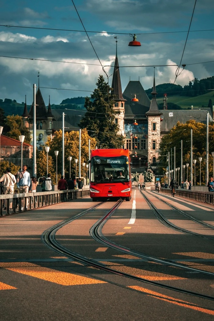 Phương tiện di chuyển đến tháp Zytglogge Thụy Sĩ là xe bus