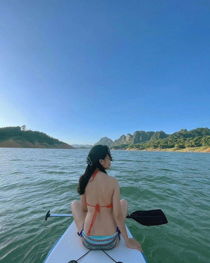 Bạn còn có thể chèo thuyền kayak, chèo SUP để thăm quan lòng hồ Hòa Bình khi ghé thăm bản Ngòi Hòa Bình