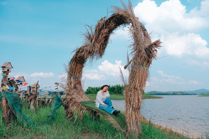 Du khách có thể ghé làng chài Cấm Sơn ngay bên hồ Cấm Sơn Bắc Giang để thăm quan