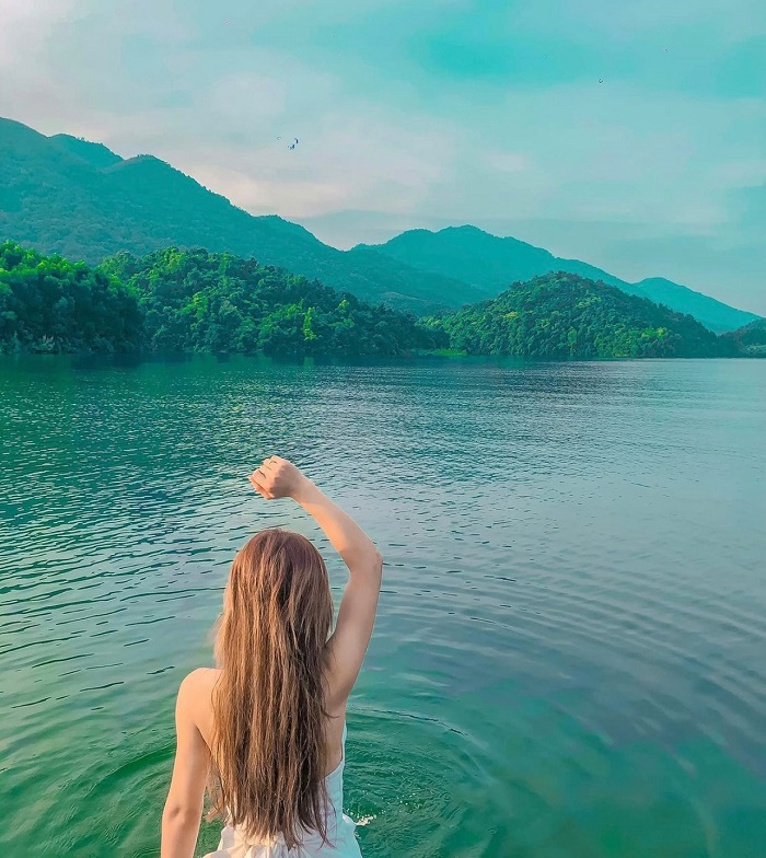 Cách tốt nhất để trải nghiệm trọn vẹn vẻ đẹp hồ Cấm Sơn Bắc Giang là đi thuyền