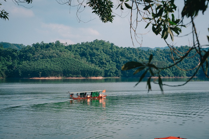 Nhiều người chọn cách đi thuyền để ngắm nhìn cảnh đẹp hồ Cấm Sơn Bắc Giang