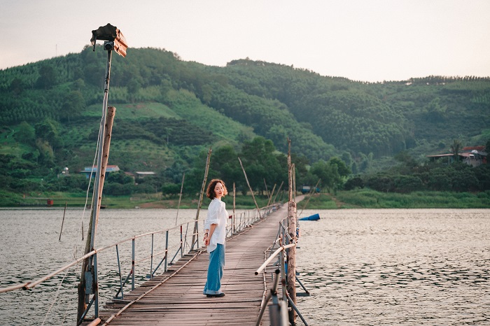Cầu Phao dài 300m nối từ thôn Tam Chẽ sang thôn Đấp thích hợp để check in tại hồ Cấm Sơn Bắc Giang
