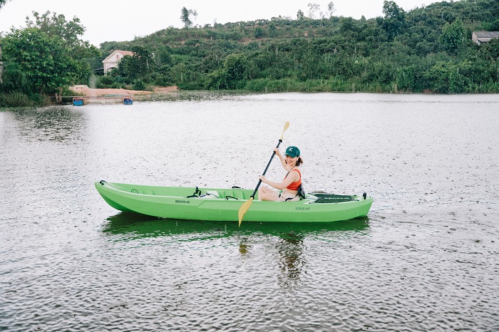 Với những ai thích vận động thì có trải nghiệm chèo sup trên hồ Cấm Sơn Bắc Giang